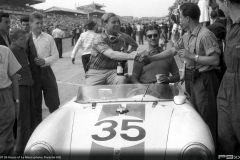 Rennen-Le-Mans-1957-35-Ed-Hugus-and-Carel-Godin-de-Beaufort-auf-Porsche-550-A-Spyder-Platz-im-Gesamtklassement-und-Sieg-in-der-Klasse
